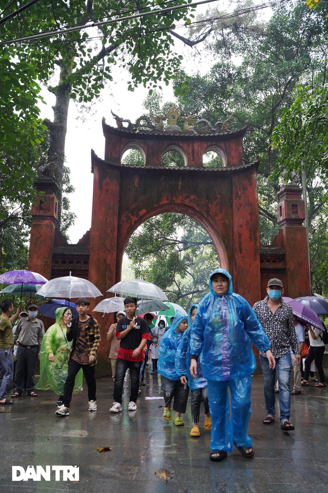 Hơn 30.000 người đội mưa ‘chen chân’ đổ về Đền Hùng trong 2 ngày cuối tuần - Ảnh 3.