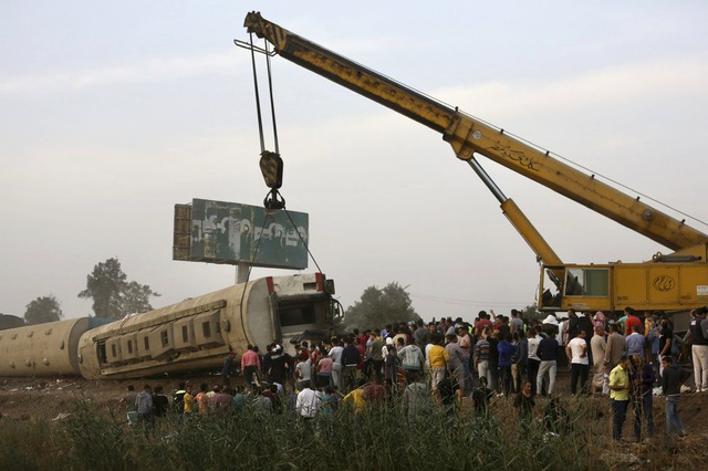 Tai nạn xe lửa gần Cairo (Ai Cập), ít nhất 11 người thiệt mạng và gần 100 người bị thương - Ảnh 3.