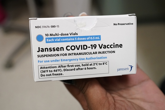 Hơn 50% người trưởng thành tại Mỹ đã tiêm ít nhất một liều vaccine ngừa COVID-19 - Ảnh 1.