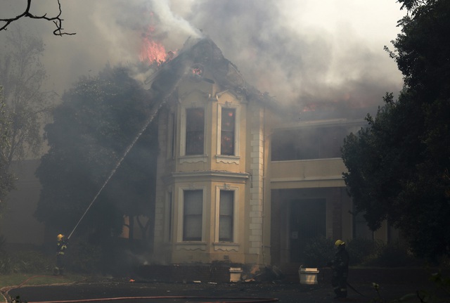 Nỗ lực dập tắt đám cháy rừng nghiêm trọng tại thành phố Cape Town, Nam Phi - Ảnh 2.