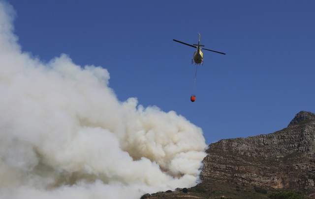Nỗ lực dập tắt đám cháy rừng nghiêm trọng tại thành phố Cape Town, Nam Phi - Ảnh 3.