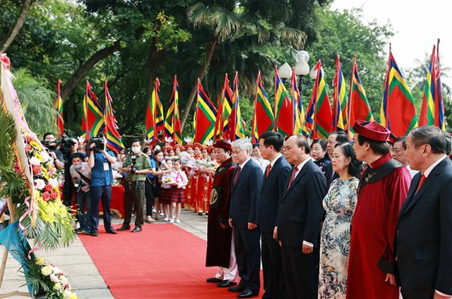 Chủ tịch nước Nguyễn Xuân Phúc dâng hương tưởng nhớ các Vua Hùng - Ảnh 1.