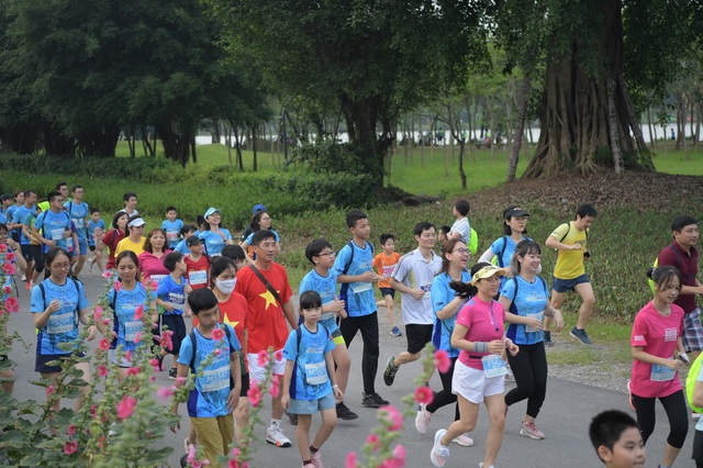 Những chân chạy nhí ở Ecopark Marathon 2021 - Ảnh 2.