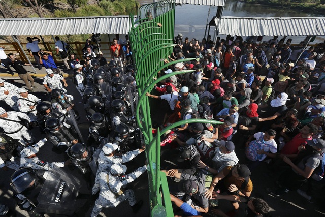 Mỹ phát hiện 149 người nhập cư trái phép trốn trong thùng hàng xe tải - Ảnh 1.