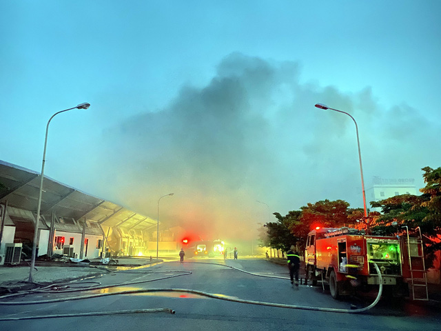 Cháy lớn tại Khu công nghiệp Đại An mở rộng - Ảnh 1.