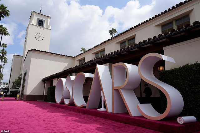 Amanda Seyfried và công chúa Disney Zendaya chiếm spotlight thảm đỏ Oscar - Ảnh 2.