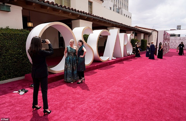 Amanda Seyfried và công chúa Disney Zendaya chiếm spotlight thảm đỏ Oscar - Ảnh 1.