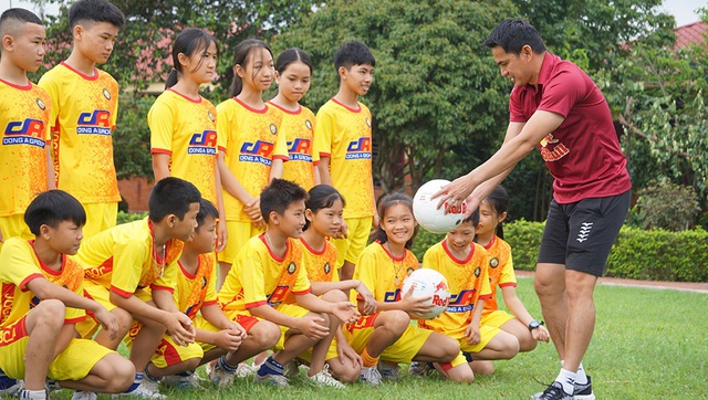 HAGL tặng tiền bán áo đấu của Xuân Trường cho Làng SOS Thanh Hóa - Ảnh 4.