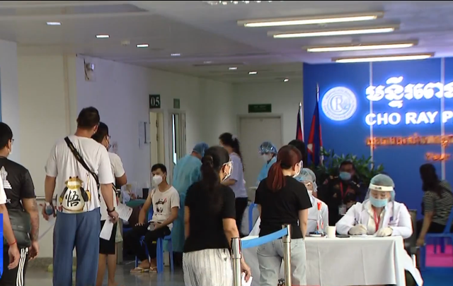 Bệnh viện Việt Nam góp sức giữa tâm dịch Campuchia - Ảnh 1.