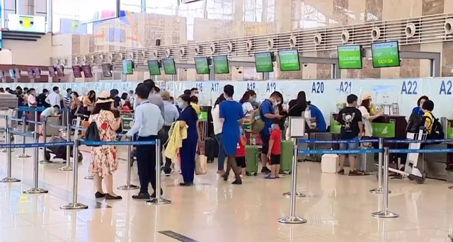 Cao điểm di chuyển tại sân bay Nội Bài và Tân Sơn Nhất trước kỳ nghỉ lễ - Ảnh 2.