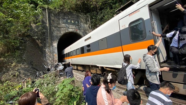 Tai nạn tàu hỏa tại Đài Loan (Trung Quốc): Nỗ lực giải cứu đang được tiến hành - Ảnh 1.