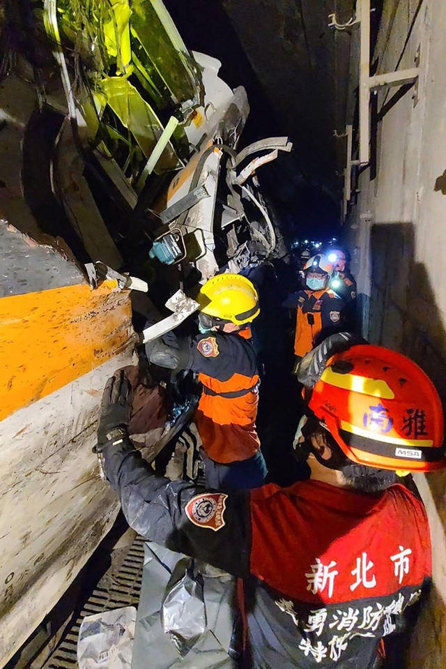 Tai nạn tàu hỏa tại Đài Loan (Trung Quốc): Nỗ lực giải cứu đang được tiến hành - Ảnh 3.
