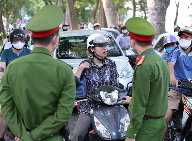 Hà Nội ra quân xử lý các trường hợp không đeo khẩu trang nơi công cộng - Ảnh 2.