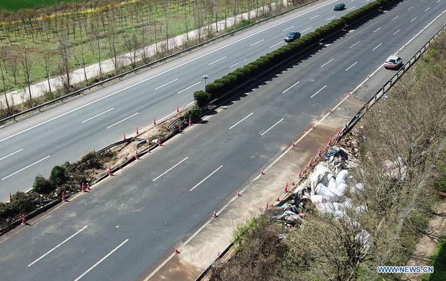 Xe tải va chạm xe bus trên cao tốc ở Trung Quốc, 11 nạn nhân tử vong - Ảnh 1.