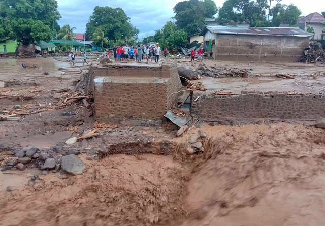 Lũ lụt và lở đất ở Indonesia khiến hàng chục người thiệt mạng và mất tích - Ảnh 2.