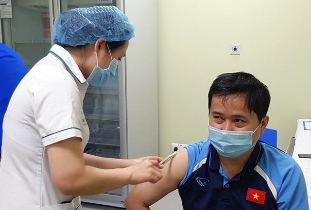 HLV Park Hang-seo cùng các cộng sự tiêm vắc-xin ngừa COVID-19 - Ảnh 2.