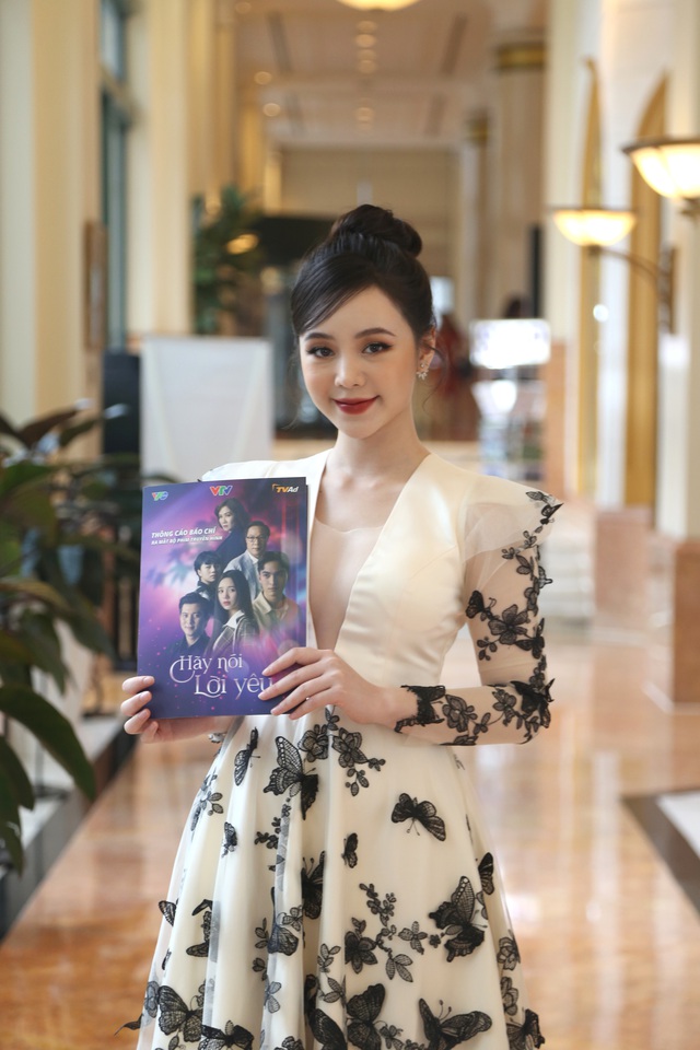 Quỳnh Kool diện váy xẻ sâu trong họp báo phim mới Hãy nói lời yêu - Ảnh 2.