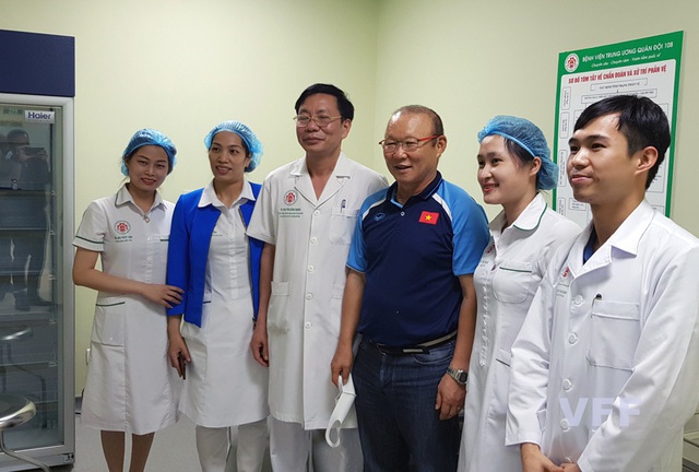 HLV Park Hang-seo cùng các cộng sự tiêm vắc-xin ngừa COVID-19 - Ảnh 3.