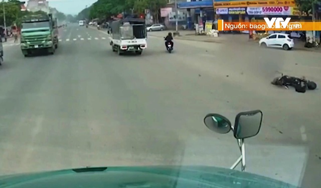 Vượt đèn đỏ, 2 người đi xe đạp điện bị xe tải đâm trực diện - Ảnh 1.
