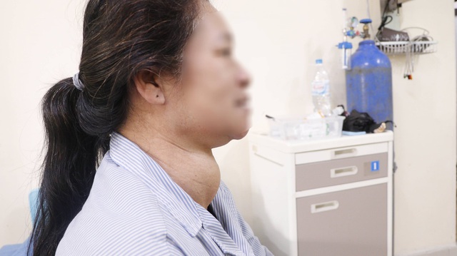 Nữ bệnh nhân được giải thoát khỏi khối u tuyến giáp khổng lồ suốt 16 năm - Ảnh 1.