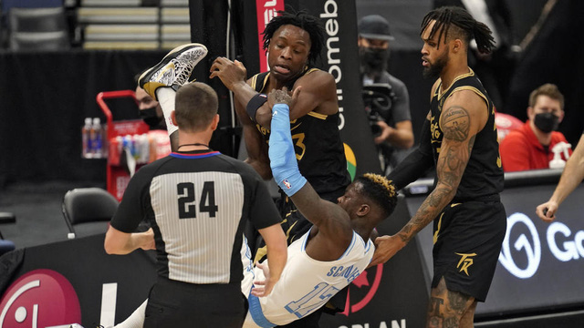 NBA ra án phạt sau vụ xô xát ở trận Lakers - Raptors - Ảnh 1.
