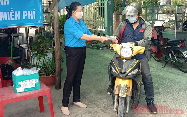 
Distributing free face masks for COVID-19 prevention in Ca Mau Province. (Photo: NDO/Huu Tung)
