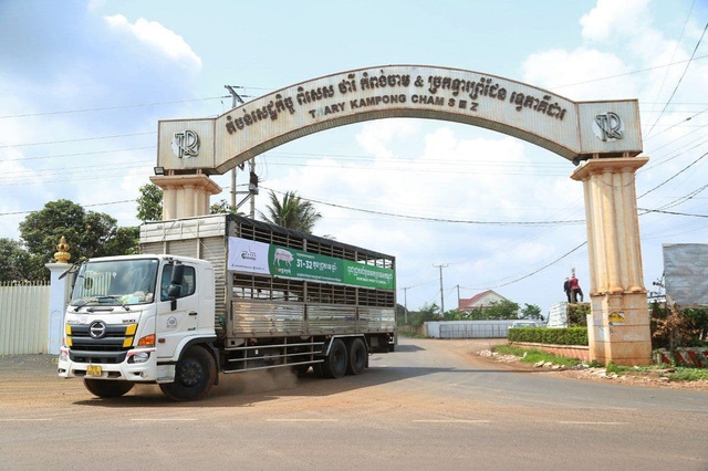 
GREENFEEDs exporting truck arrives at Vietnam – Cambodia border gate.
