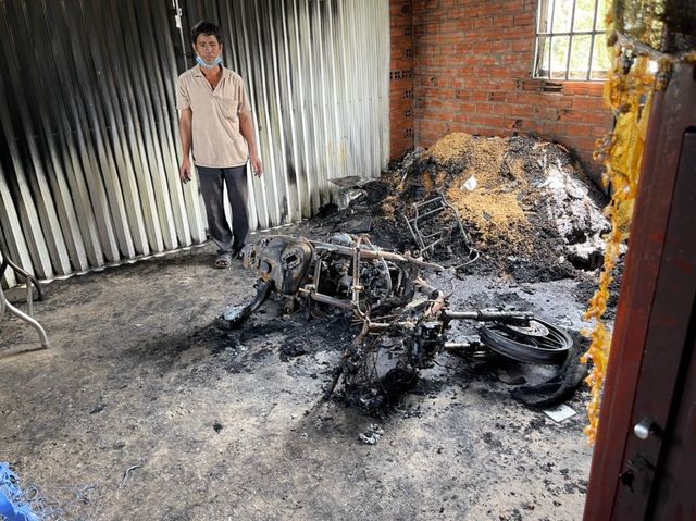 Cảnh sát phá cửa bắt kẻ ngáo đá đốt nhà mẹ ruột ở Tiền Giang - Ảnh 2.