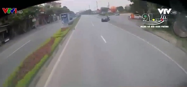 Thiếu quan sát khi sang đường, ô tô tông vào 2 người đi xe máy - Ảnh 1.