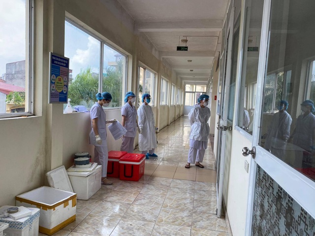 Nhân viên y tế chạy đua với thời gian lấy mẫu xét nghiệm SARS-CoV-2 cho gần 80.000 công nhân - Ảnh 3.