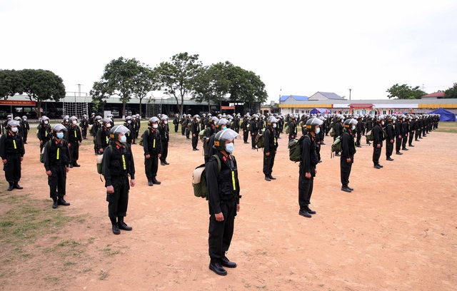 Gần 300 cán bộ, chiến sĩ cảnh sát cơ động hỗ trợ Bắc Giang chống dịch - Ảnh 1.