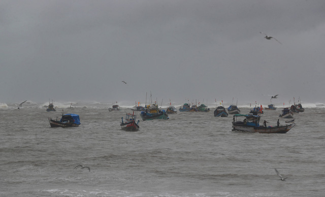 Bão Tauktae mang theo lốc xoáy tấn công bờ biển Ấn Độ, ít nhất 29 người thiệt mạng - Ảnh 3.