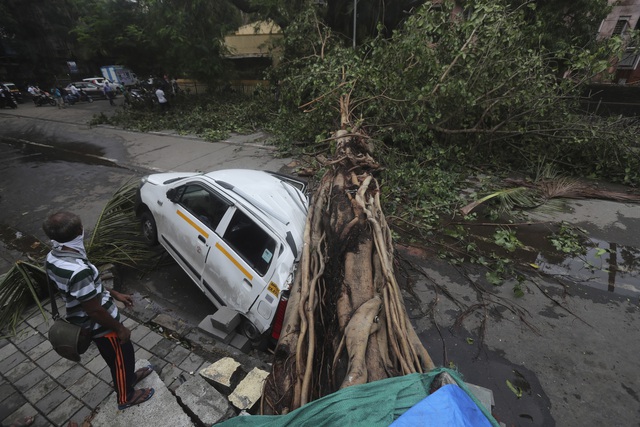 Bão Tauktae mang theo lốc xoáy tấn công bờ biển Ấn Độ, ít nhất 29 người thiệt mạng - Ảnh 1.