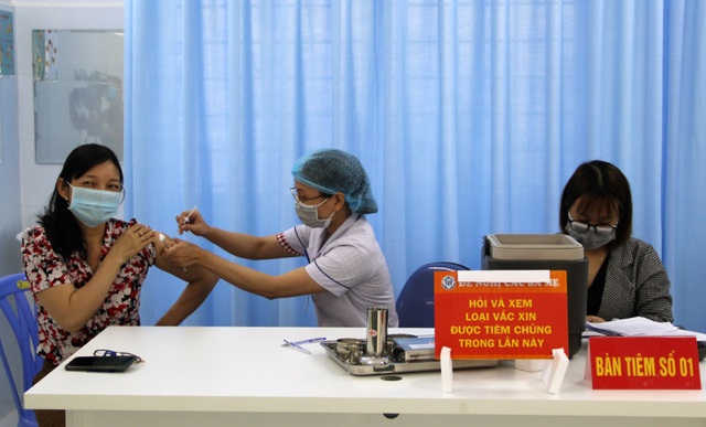 
Vaccination against COVID-19 in the first phase at Phu Yen General Hospital. (Photo: NDO/Trinh Ke)
