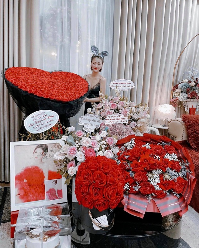 Lương Thu Trang ngập hoa trong sinh nhật, lộ ảnh Minh hh mặc váy cưới trong Hướng dương ngược nắng - Ảnh 1.