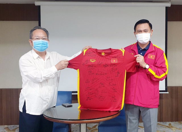 Lãnh đạo Đại sứ quán Việt Nam tại UAE thăm và động viên ĐT Futsal Việt Nam - Ảnh 1.