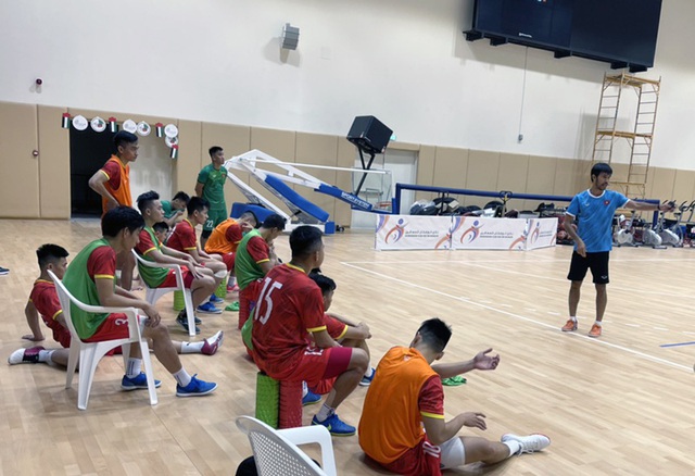 Lãnh đạo Đại sứ quán Việt Nam tại UAE thăm và động viên ĐT Futsal Việt Nam - Ảnh 3.