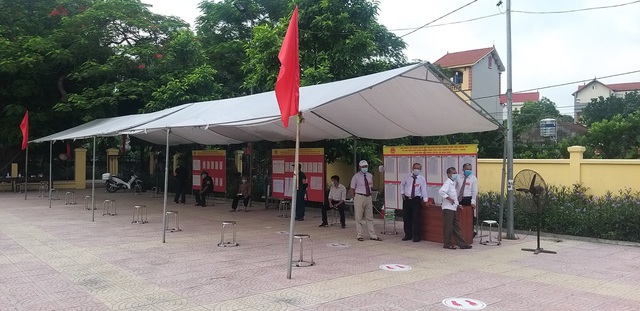 Cử tri 98 tuổi mặc áo dài đỏ đi bầu cử tại xã đang giãn cách xã hội Kim Sơn, Hà Nội - Ảnh 4.