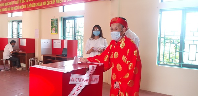 Cử tri 98 tuổi mặc áo dài đỏ đi bầu cử tại xã đang giãn cách xã hội Kim Sơn, Hà Nội - Ảnh 2.