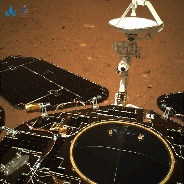Tàu thăm dò Trung Quốc lăn bánh khám phá bề mặt sao Hỏa - Ảnh 1.