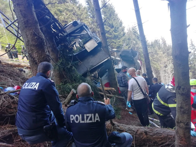 Rơi cabin cáp treo ở Italy, ít nhất 14 người tử vong, 1 trẻ bị thương nặng - Ảnh 1.