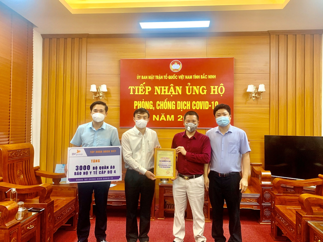 Bắc Giang và Bắc Ninh tiếp nhận hàng nghìn bộ xét nghiệm SARS-CoV-2 và quần áo bảo hộ y tế chuyên dụng - Ảnh 2.