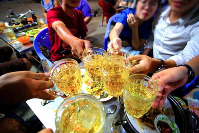 Tiêu thụ rượu bia tại Việt Nam tăng - Ảnh 1.