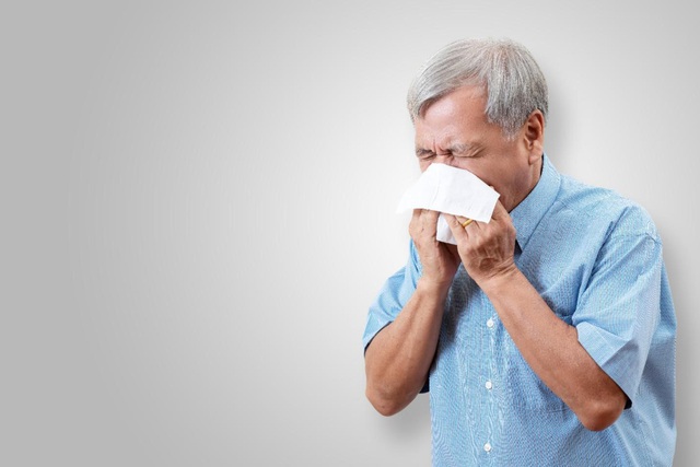 Vì sao người cao tuổi và người bệnh mạn tính cần tiêm phòng cúm mỗi năm? - Ảnh 2.