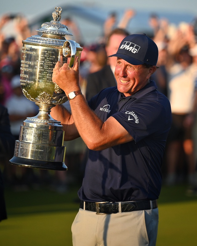 Vô địch PGA Championship, Phil Mickelson ẵm hơn 2 triệu USD tiền thưởng - Ảnh 2.