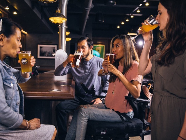 Uống bia rượu gây tổn hại sức khỏe não bộ - bất kể nhiều hay ít - Ảnh 2.