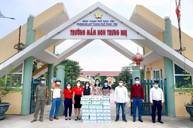 Mộc Châu Milk trao tặng hơn 50.000 sản phẩm sữa tươi tới người dân và lực lượng tuyến đầu phòng chống dịch - Ảnh 1.