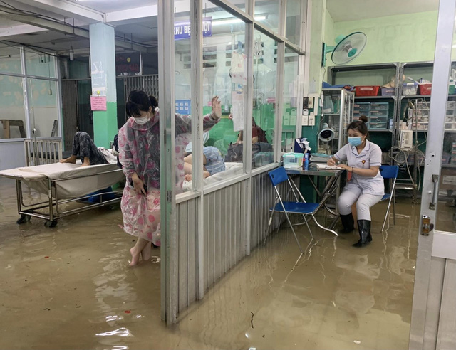 Nhiều nơi ở TP Hồ Chí Minh ngập nặng do mưa lớn - Ảnh 8.