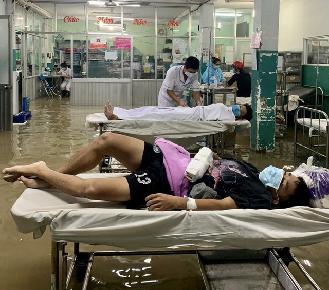 Nhiều nơi ở TP Hồ Chí Minh ngập nặng do mưa lớn - Ảnh 4.