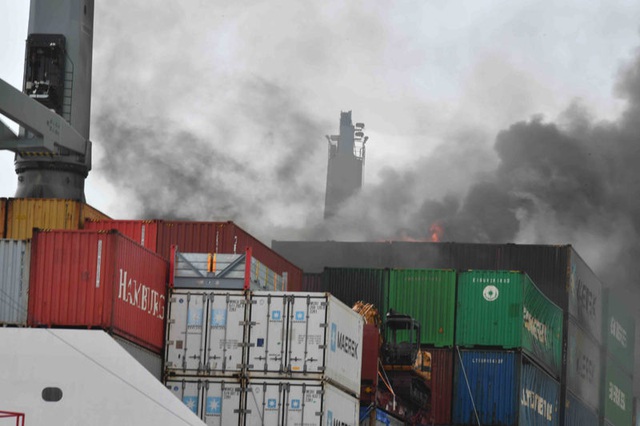 Cháy tàu chở hàng gần cảng Colombo: Sri Lanka nỗ lực cứu thủy thủ đoàn nước ngoài - Ảnh 1.